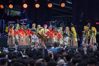 İSTANBUL, TURKIYE - 23 Nisan 2024: İstanbul 'da Ulusal Egemenlik ve Çocuk Türkiye Günü boyunca Halk Dansları
