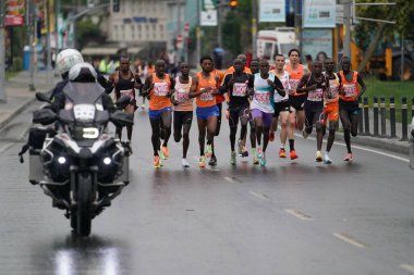 İSTANBUL, TURKIYE - 28 Nisan 2024: İstanbul 'da koşan atletler Fener ilçesinin tarihi caddesinde yarı maraton koşuyorlar
