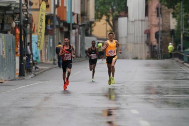 İSTANBUL, TURKIYE - 28 Nisan 2024: İstanbul 'da koşan atletler Fener ilçesinin tarihi caddesinde yarı maraton koşuyorlar