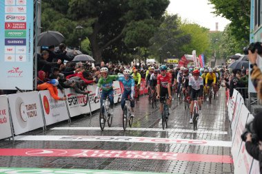 İSTANBUL, TURKIYE - 28 Nisan 2024: Türkiye Cumhurbaşkanlığı Bisiklet Turu 'nun İstanbul safhasının bitiminde bisikletçiler