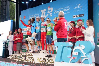 İSTANBUL, TURKIYE - 28 Nisan 2024: Türkiye Cumhurbaşkanlığı Bisiklet Turu 'nun İstanbul sahnesinde bisikletçiler