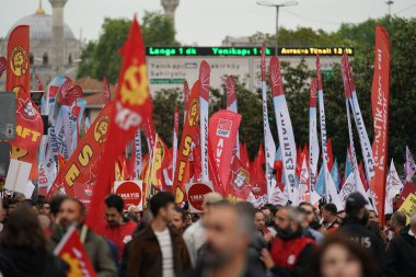 ISTANBUL, TURKIYE - MAYIS 01, 2024: Uluslararası İşçi Bayramı 'nda Sarachane' de insanlar yürüyüş yapıyor