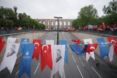ISTANBUL, TURKIYE - MAYIS 01, 2024: Uluslararası İşçi Bayramı 'nda protestocular Taksim' e yürümek istiyor