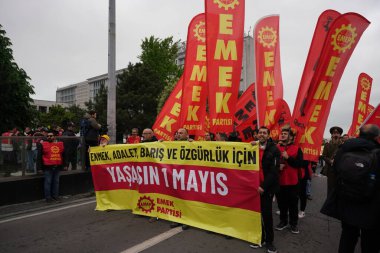 ISTANBUL, TURKIYE - MAYIS 01, 2024: Uluslararası İşçi Bayramı 'nda Sarachane' de insanlar yürüyüş yapıyor