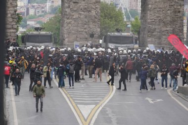 ISTANBUL, TURKIYE - MAYIS 01, 2024: Uluslararası İşçi Bayramı 'nda protestocular Taksim' e yürümek istiyor