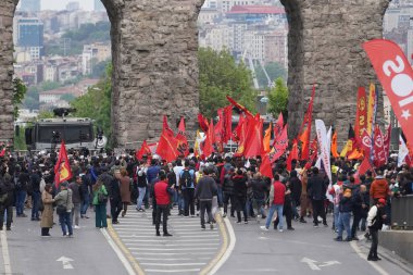 ISTANBUL, TURKIYE - MAYIS 01, 2024: Uluslararası İşçi Bayramı 'nda protestocular Taksim' e yürümek istiyor