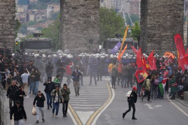 ISTANBUL, TURKIYE - MAYIS 01, 2024: Uluslararası İşçi Bayramı 'nda protestocular Taksim' e yürümek istiyor