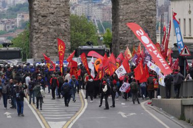 ISTANBUL, TURKIYE - MAYIS 01, 2024: Uluslararası İşçi Bayramı 'nda protestocular Taksim' e yürümek istiyor