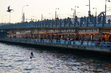 İSTANBUL, TÜRKİYE - 27 Şubat 2024: Galata Köprüsü 'ndeki restoran ve kafeler