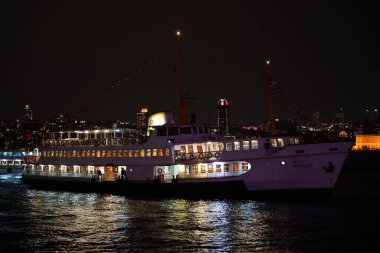 İSTANBUL, TURKIYE - 23 Nisan 2024: İstanbul 'un iki yakası arasında insan taşıyan feribot