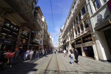 İSTANBUL, TÜRKİYE - 31 Mart 2024: Beyoğlu 'ndaki İstiklal Caddesi' ndeki Kalabalık