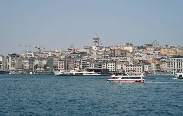 İSTANBUL, TURKIYE - 13 Nisan 2024: Karaköy Bölgesi 'ndeki Galata Kulesi. Kule 1348 'de yapıldı.