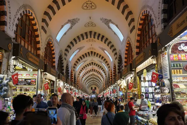 ISTANBUL, TURKIYE - 27 Nisan 2024: İnsanlar Spice Bazaar 'da alışveriş yapıyor. Baharat Pazarı İstanbul 'un en eski pazarlarından biri.