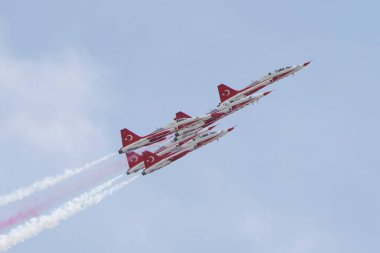 ISTANBUL, TURKIYE - 29 Nisan 2023: Türk Yıldızları ve Türk Hava Kuvvetleri akrobatik gösteri ekibi İstanbul Teknofest sırasında İstanbul Atatürk Havalimanı 'nda sergilendi