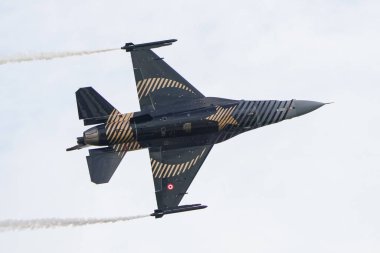 İSTANBUL, TÜRKİYE - 29 Nisan 2023: SOLOTURK, Türk Hava Kuvvetleri Generali Dinamik F-16C İstanbul Teknofest sırasında İstanbul Atatürk Havalimanı 'nda Falcon' da sergileniyor