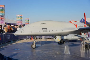 ISTANBUL, TURKIYE - MAYIS 01, 2023: Baykar Bayraktar TB3 İstanbul Teknofest İstanbul Atatürk Havalimanı sırasındaki görüntüsü