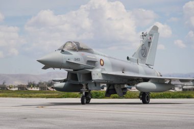 KONYA, TURKIYE - MAYIS 09, 2023: Katar Hava Kuvvetleri Eurofighter EF2000 (MS0002) Anadolu Kartal Hava Kuvvetleri Egzersizi sırasında Konya Havalimanı 'nda taksicilik