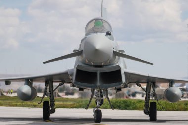 KONYA, TURKIYE - MAYIS 09, 2023: Katar Hava Kuvvetleri Eurofighter EF2000 (MS0002) Anadolu Kartal Hava Kuvvetleri Egzersizi sırasında Konya Havalimanı 'nda taksicilik