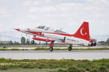 KONYA, TURKIYE - Mayıs 09, 2023: Türk Hava Kuvvetleri Kanadalı NF-5A Özgürlük Savaşçısı Anadolu Kartal Hava Kuvvetleri Tatbikatı sırasında Konya Havalimanı 'ndan havalandı