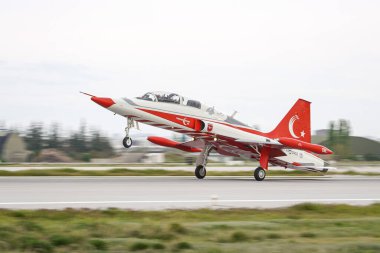 KONYA, TURKIYE - Mayıs 09, 2023: Türk Hava Kuvvetleri Türk Yıldızları Kanadalı NF-5B-2000 Özgürlük Savaşçısı Anadolu Kartal Hava Kuvvetleri Tatbikatı sırasında Konya Havalimanı 'na indi