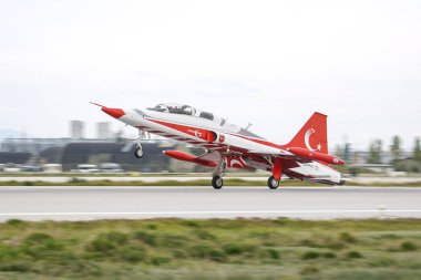 KONYA, TURKIYE - Mayıs 09, 2023: Türk Hava Kuvvetleri Türk Yıldızları Kanadalı NF-5B-2000 Özgürlük Savaşçısı Anadolu Kartal Hava Kuvvetleri Tatbikatı sırasında Konya Havalimanı 'na indi