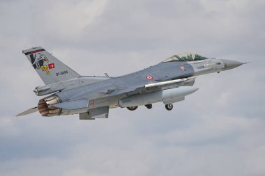 KONYA, TURKIYE - MAYIS 09, 2023: Türk Hava Kuvvetleri Generali Dinamik F-16C Fighting Falcon (4R-84) Anadolu Kartal Hava Kuvvetleri Tatbikatı sırasında Konya Havalimanı 'ndan havalanır.