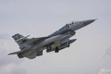 KONYA, TURKIYE - Mayıs 09, 2023: Türk Hava Kuvvetleri Lockheed Martin F-16C Fighting Falcon (HC-08) Anadolu Kartal Hava Kuvvetleri Tatbikatı sırasında Konya Havalimanı 'ndan havalandı