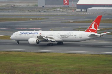 ISTANBUL, TURKIYE - 17 Haziran 2023: Türk Havayolları Boeing 787-9 (65809) İstanbul Uluslararası Havaalanına indi