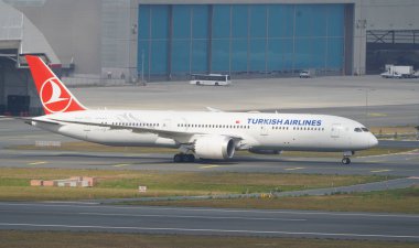 ISTANBUL, TURKIYE - 17 Haziran 2023: Türk Havayolları Boeing 787-9 (65811) İstanbul Uluslararası Havaalanına indi