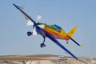 ESKISEHIR, TURKIYE - 16 Eylül 2023: Romen Hawks Aerobik Takımı Ekstra 330SC Sivrihisar SHG Airshow 'da sergilendi