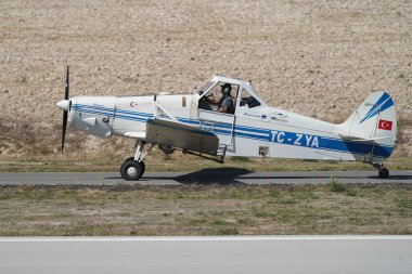 ESKISEHIR, TURKIYE - 17 Eylül 2023: Özel Piper PA-25-260 Pawnee D (7656071) Sivrihisar SHG Airshow 'da sergilendi