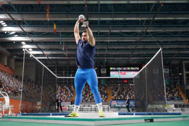İSTANBUL, TURKIYE - 10 Şubat 2024: Balkan Atakoy Atletizm Şampiyonası sırasında vurulan tanımlanamayan sporcu