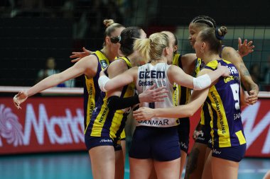 ISTANBUL, TURKIYE - 28 Şubat 2024: Fenerbahçe Opet oyuncuları Burhan Felek Spor Salonu 'nda oynanan Allianz MTV Stuttgart CEV Şampiyonlar Ligi Volesi maçında skor puanını kutluyor