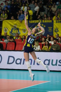 ISTANBUL, TURKIYE - 28 Şubat 2024: Fenerbahçe Opet vs Allianz MTV Stuttgart CEV Şampiyonlar Ligi Volley karşılaşması sırasında Burhan Felek Spor Salonu 'nda Arina Fedorovtseva servis yapıyor