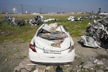HATAY, TURKIYE - 26 Şubat 2024: 6 Şubat 2023 Hatay Depremleri sırasında ezilen araçlar