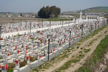 HATAY, TURKIYE - 26 Şubat 2024: Hatay 'daki Deprem Mezarlığı