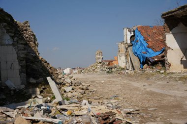 HATAY, TURKIYE - 26 Şubat 2024: Hatay 'da 6 Şubat 2023 depremlerinden sonra hasar gören binalar