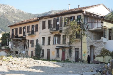HATAY, TURKIYE - 26 Şubat 2024: Hatay 'da 6 Şubat 2023 depremlerinden sonra hasar gören binalar