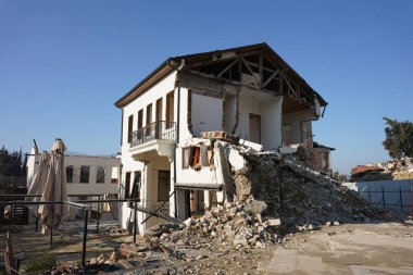 HATAY, TURKIYE - 26 Şubat 2024: Hatay 'da 6 Şubat 2023 depremlerinden sonra hasar gören binalar