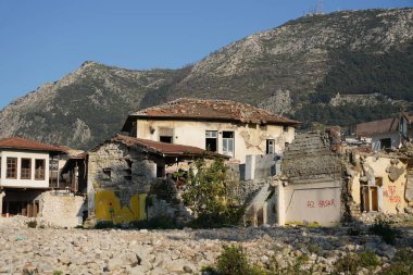 HATAY, TURKIYE - 26 Şubat 2024: Hatay 'da 6 Şubat 2023 depremlerinden sonra hasar gören binalar