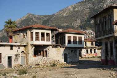 HATAY, TURKIYE - 26 Şubat 2024: Hatay 'da 6 Şubat 2023 depremlerinden sonra hasar gören binalar