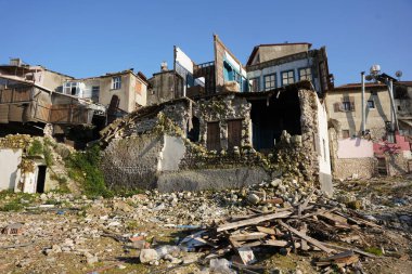 HATAY, TURKIYE - 26 Şubat 2024: Hatay 'da 6 Şubat 2023 depremlerinden sonra hasar gören binalar