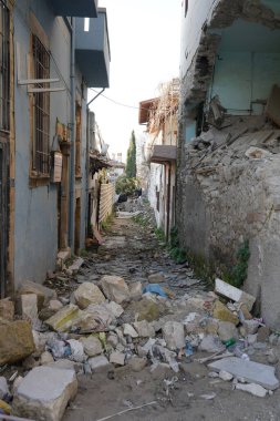 HATAY, TURKIYE - 26 Şubat 2024: Hatay 'da 6 Şubat 2023 depremlerinden sonra hasar gören binalar