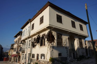 HATAY, TURKIYE - 26 Şubat 2024: Hatay 'da 6 Şubat 2023 depremlerinden sonra hasar gören binalar