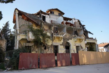 HATAY, TURKIYE - 26 Şubat 2024: Hatay 'da 6 Şubat 2023 depremlerinden sonra hasar gören binalar