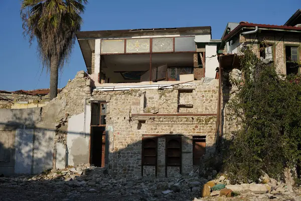 stock image HATAY, TURKIYE - FEBRUARY 26, 2024: Damaged buildings in Hatay City after 6 February 2023 Earthquakes