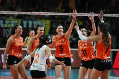 ISTANBUL, TURKIYE - 13 Nisan 2024: Eczacibasi Dynavit oyuncuları Burhan Felek Spor Salonu 'nda oynanan Fenerbahçe Opet Türkiye Sultanlar Ligi karşılaşmasında skor puanını kutluyorlar