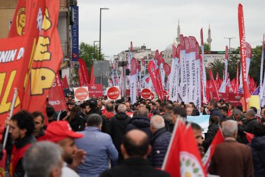 ISTANBUL, TURKIYE - MAYIS 01, 2024: Uluslararası İşçi Bayramı 'nda Sarachane' de insanlar yürüyüş yapıyor