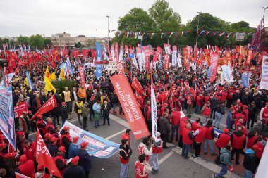 ISTANBUL, TURKIYE - MAYIS 01, 2024: Uluslararası İşçi Bayramı 'nda Sarachane' de insanlar yürüyüş yapıyor