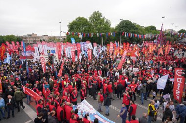 ISTANBUL, TURKIYE - MAYIS 01, 2024: Uluslararası İşçi Bayramı 'nda Sarachane' de insanlar yürüyüş yapıyor